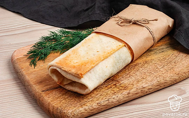 Сосиска в лаваше с сыром и огурчиком — Рецепт с фото