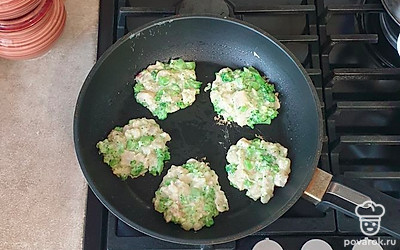 На сковороде разогрейте растительное масло, столовой ложкой выложите смесь. Обжаривайте на среднем огне до золотистой корочки с двух сторон. Убавьте огонь, налейте немного кипяченой воды. Накройте крышкой. Томите 10 минут до готовности.