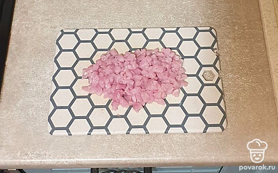 Филе индейки промойте и просушите. Нарежьте мелкими кусочками.