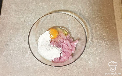 К мясу просейте пшеничную муку.