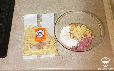 К остальным ингредиентам добавьте тертый сыр, соль и перец, перемешайте.