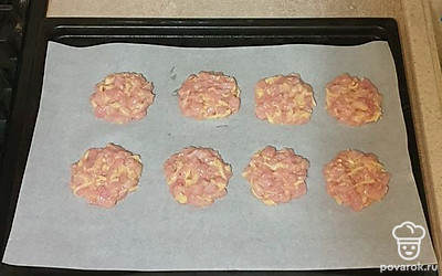 Противень застелите пергаментной бумагой. Столовой ложкой выложите смесь, формируя небольшие оладьи. Запекайте 30 минут при 180 градусах (режим «Верх-низ»).