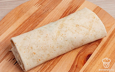 Хорошо заверните, тщательно подогнув края. Так, чтобы образовался кулек без открытых краев.