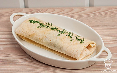 Форму для запекания смажьте маслом и переложите приготовленный лаваш в форму. Укроп мелко порежьте и сформируйте из него небольшую полоску вдоль лаваша.