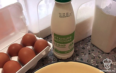 Подготовьте все ингредиенты. Берите кефир любой жирности.