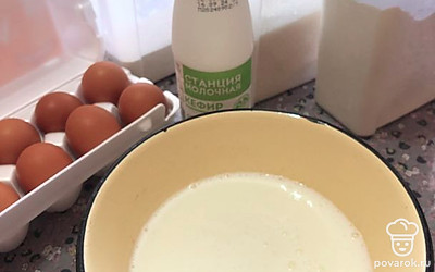 Налейте в миску 400 миллилитров кефира, дайте немного постоять. Кефир не должен быть холодным.