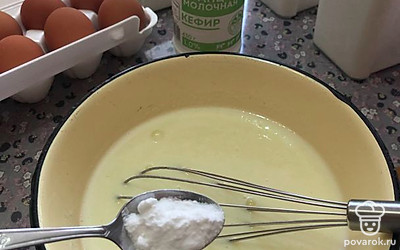 Перемешайте, добавьте чайную ложку соды.