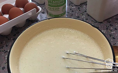 Тесто начнет давать пузырьки и немного увеличится.