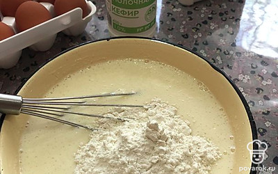 Поэтапно введите муку и доведите до нужной консистенции.