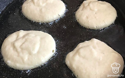 Оставьте тесто на 10 минут, а затем начните выпекать. Нагрейте сковороду, добавьте необходимое количество масла для жарки. Выкладывайте ложкой небольшие порции теста.