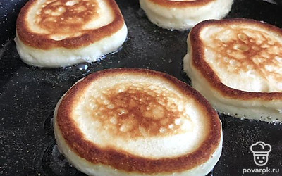 Когда вы перевернете оладьи, они заметно поднимутся. Обжарьте несколько партий и выложите на большую тарелку.