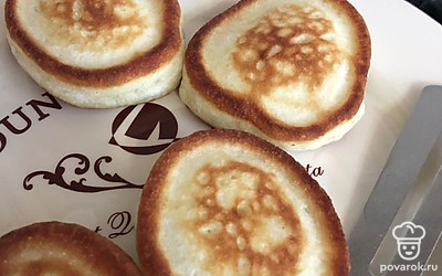 Благодаря манке оладьи не осядут и останутся пышными. Даже холодные.