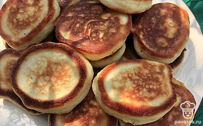 Подавайте к утреннему кофе или чаю. Никакие топинги не понадобятся. Оладьи и так очень вкусные.