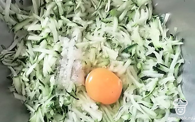 Кабачок натрите на крупной терке, добавьте яйцо и соль, хорошо перемешайте. 