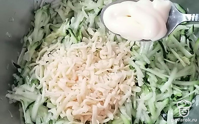 Добавьте майонез и сырную крошку, хорошо перемешайте.