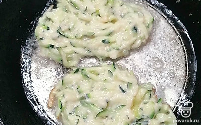 Добавьте муку, перемешайте. Жарьте на растительном масле до золотистого или коричневого цвета с обеих сторон.