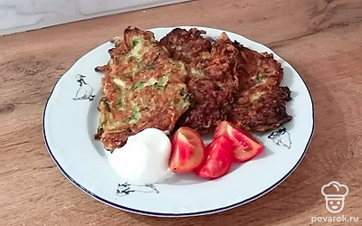 Подавайте к столу горячими. Сыр должен тянуться.
Оладьи получаются вкусными и сытными. Можно подавать на завтрак или перекус с овощами и сметаной. 