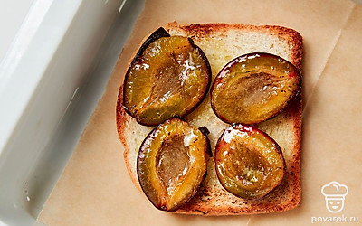 Запеките тосты. Тосты уложите на противень, застеленный пергаментной бумагой. Поставьте на 30 минут в разогретую духовку.