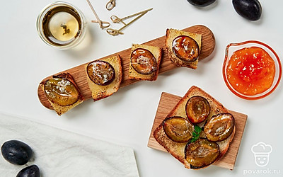 При подаче слегка посыпьте тосты со сливами сахарной пудрой и корицей.