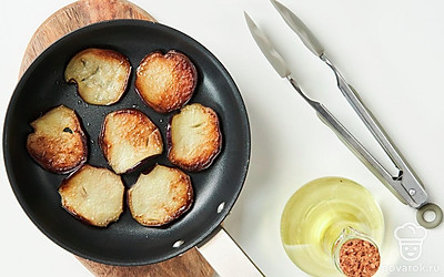 Подготовьте баклажаны. Разогрейте сковороду с растительным маслом. Обжарьте баклажаны по 1 минуте с каждой стороны и отложите на тарелку.