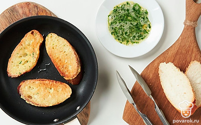 Обжарьте багет. Добавьте растительное масло на горячую сковороду. Смешайте нарезанную зелень с яйцом, посолите и взбейте вилкой. Кусочки багета обмакните в яйцо и выложите на сковороду. Обжарьте по 1 минуте с каждой стороны, переложите на бумажное полотенце и оставьте, чтобы стекло лишнее масло.