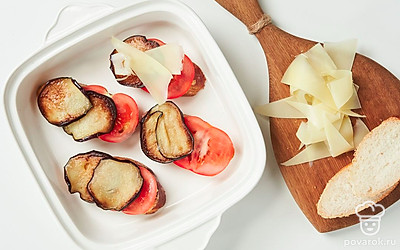 Запеките багет с овощами и сыром. Хлеб после обжарки разложите на противне. Положите на каждый ломтик по кусочку помидора, посолите. Добавьте сыр и баклажаны. Поставьте в разогретую духовку на 15 минут при температуре 180 градусов.