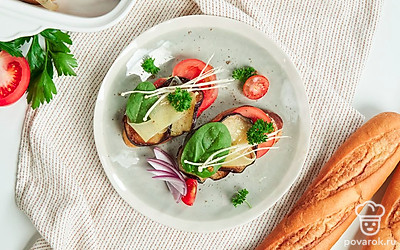 Уложите закуску на широкую тарелку и украсьте свежей зеленью.