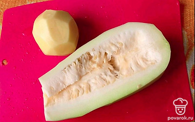 Кабачок помойте и очистите. Картошку тоже очистите.