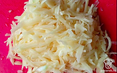 Картофель тоже измельчите на крупной терке.