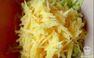 Натертые кабачок и картофель соедините. 