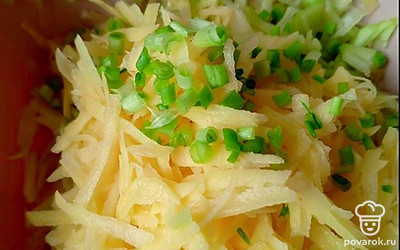 Мелко нарезанный зеленый лук всыпьте к картофелю и кабачку.