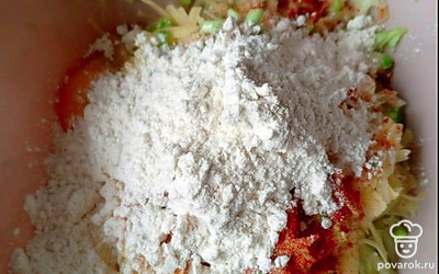 Добавьте яйцо, специи по вкусу, соль и 2 столовых ложки муки.