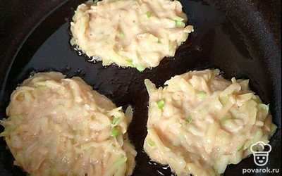 Выложите ложкой оладьи на разогретую с растительным маслом сковороду.