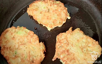Жарьте заготовки с двух сторон. Томите под крышкой на медленном огне. Жарьте до румянца.