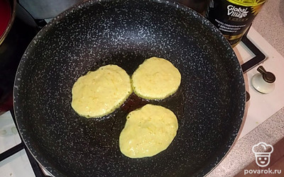 На раскаленную сковороду вылейте подсолнечное масло. Выкладывайте оладьи.