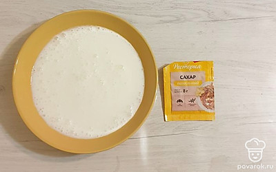 Кефир перелейте в глубокую миску, добавьте ванильный сахар.