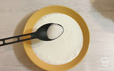 Затем всыпьте обычный сахар, перемешайте.