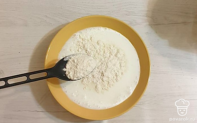 К кефиру просейте муку, хорошо перемешайте.