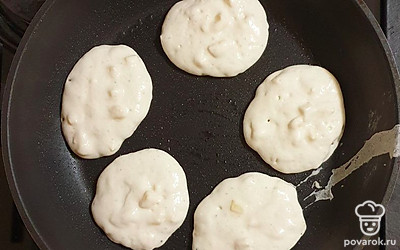 На сковороде разогрейте растительное масло. Порционно выложите тесто. Обжаривайте на небольшом огне с двух сторон до золотистой корочки.