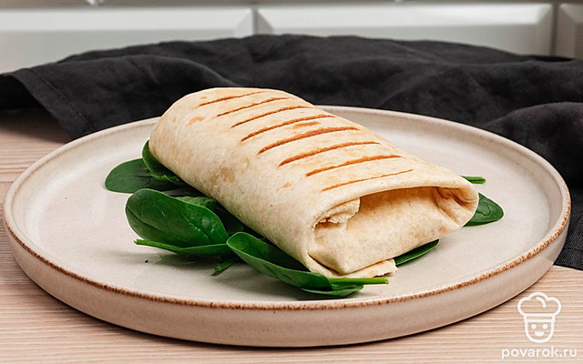 Сосиска в лаваше с корейской морковкой — Рецепт с фото