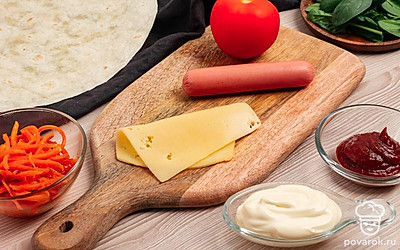 Приготовьте необходимые ингредиенты. Помидор и зелень помойте. С сосиски удалите обертку.