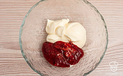 В чашке смешайте кетчуп и майонез до однородной массы.