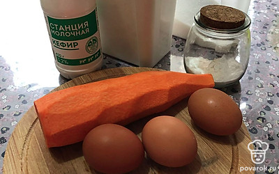 Подготовьте все ингредиенты. Потребуется кефир, сахар, яйца, мука, сода и крупная морковь или несколько маленьких. Смотрите по соотношению продуктов: моркови должно быть в тесте много.