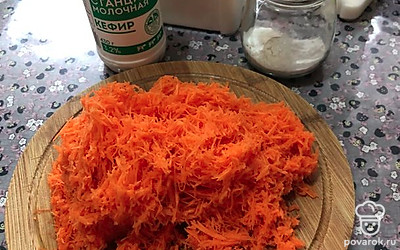 Натрите морковь на мелкой стороне терки.
