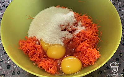 Переложите в глубокую миску. Вбейте туда яйца и добавьте сахар. Все хорошо перемешайте.