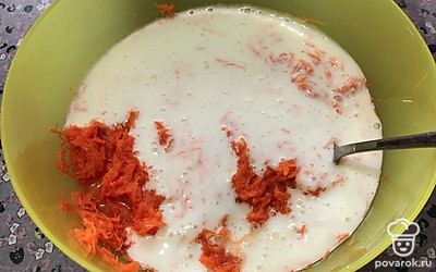 Влейте кефир.
