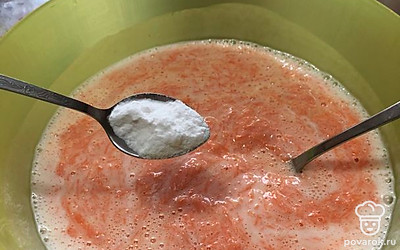 Перемешайте и всыпьте соду. Гасить уксусом не нужно.