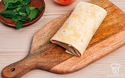 Хорошо заверните, тщательно подогнув края. Так, чтобы образовался кулек без открытых краев.