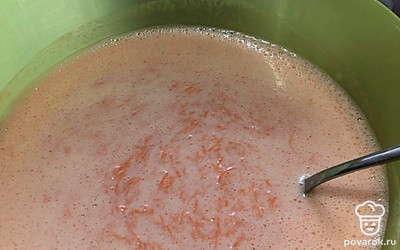 Перемешайте все хорошо и получите массу с пузырьками. Реакция от соды получилась, теперь можете ввести муку.