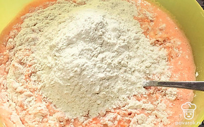 Всыпайте муку поэтапно, пока не получите нужную консистенцию. Цвет у теста получается красивый, персиковый.